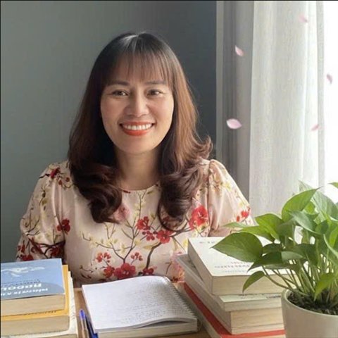 Chân dung Tâm Bảo Hạnh Xinh Nguyễn ngồi bên bàn sách